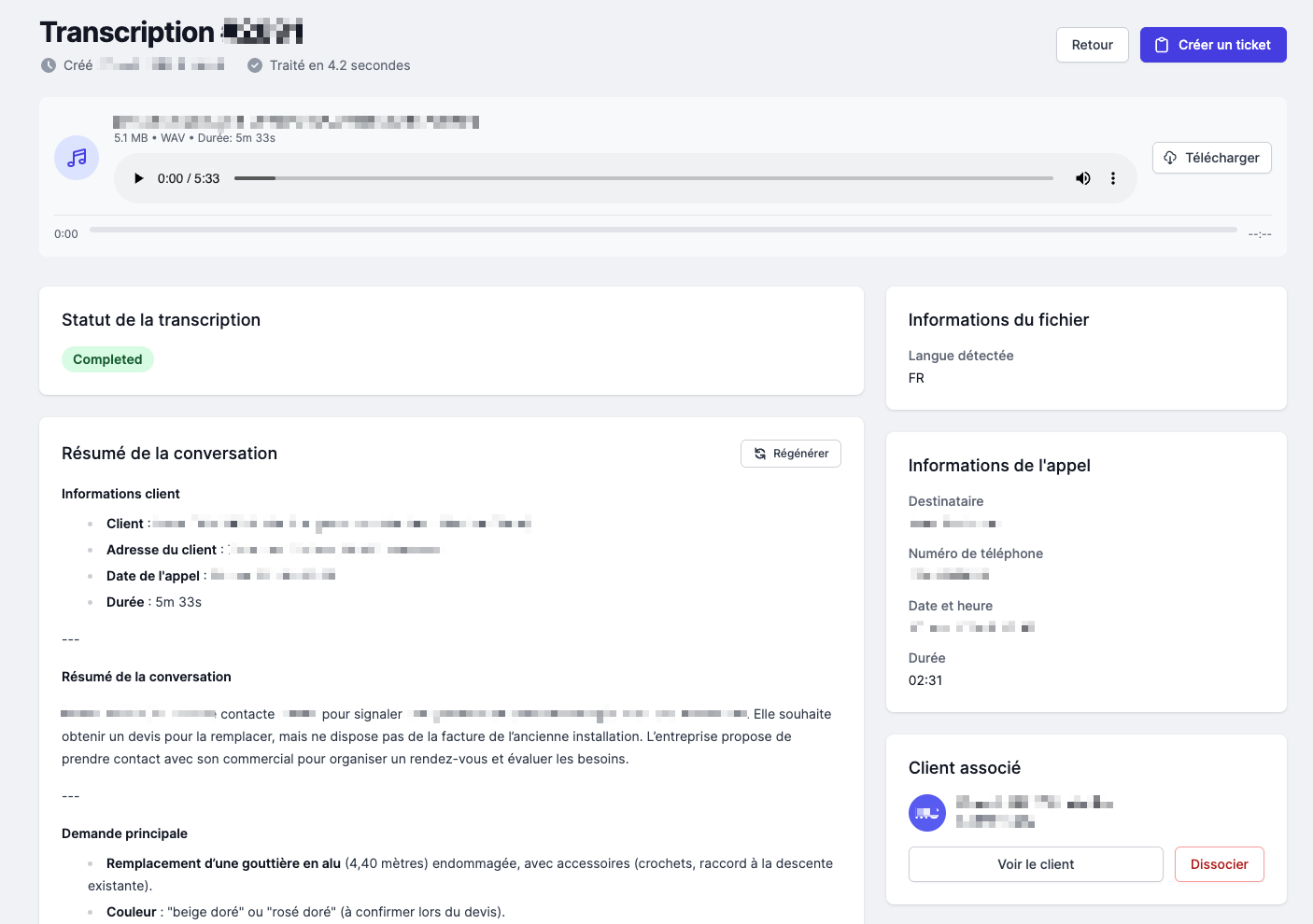 Détail d'un ticket avec transcription audio et résumé automatique — informations client floutées.