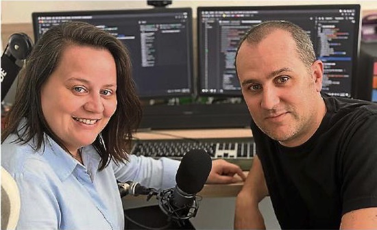 Camille et Thomas dans leur studio, devant écrans de code et microphone